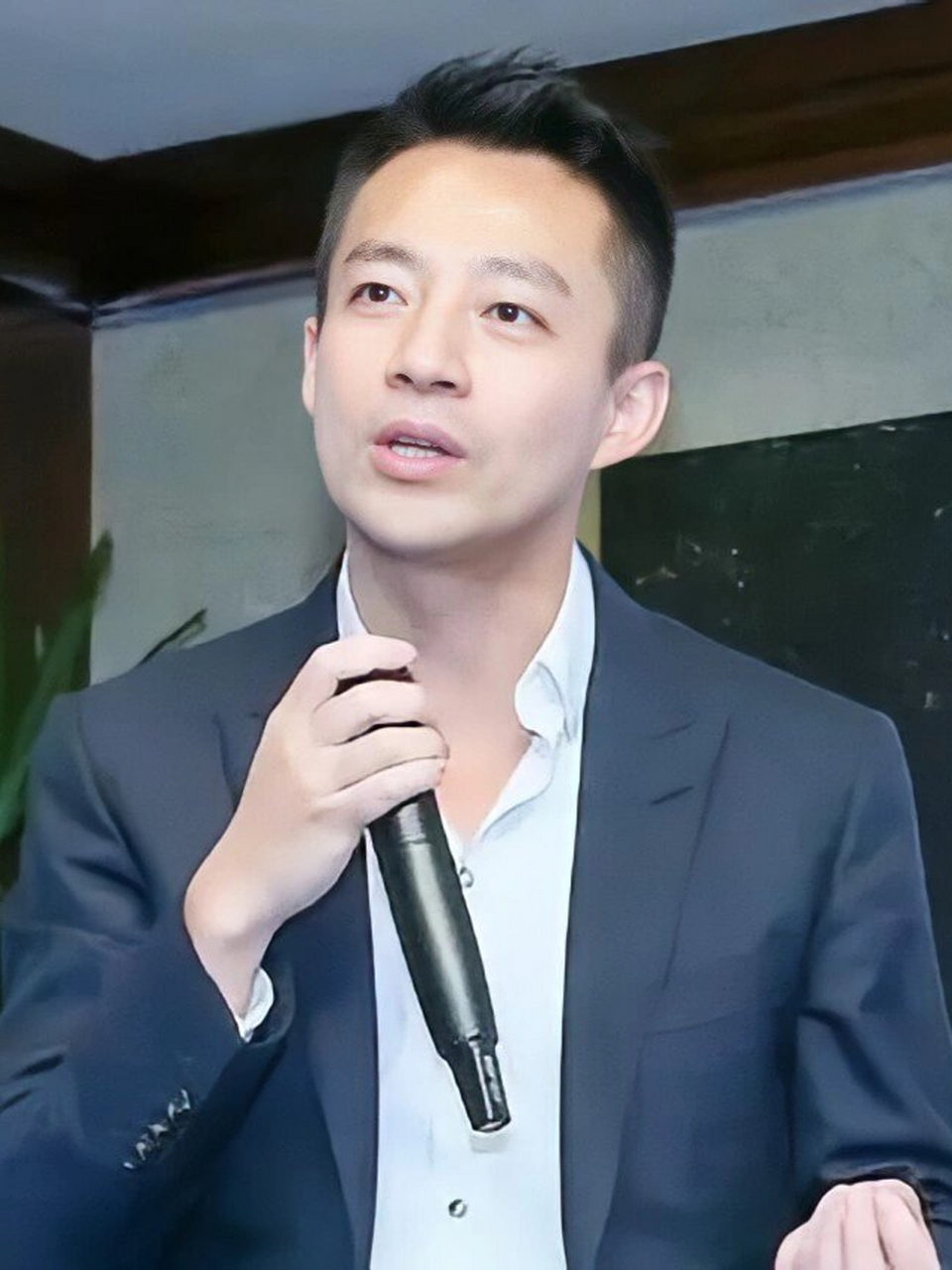 汪小菲发出最后通牒。台北信义区豪宅内状况频出，豪宅垃圾桶里惊现被撕碎的律师函。监