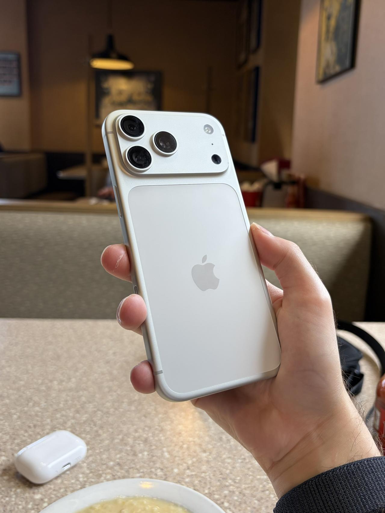 iPhone17Promax女性用户占大部分而小一号的17Pro男性用户居多