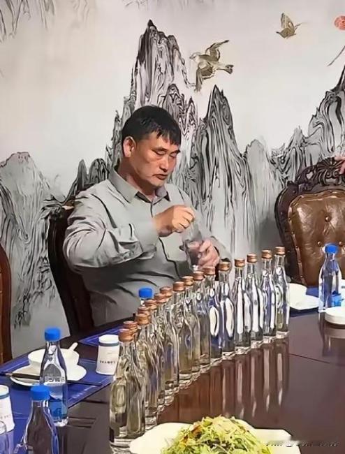 朱之文很明白，自己就是一个“卖唱”的，演出完了主办方请他喝30块钱一瓶的光瓶酒，