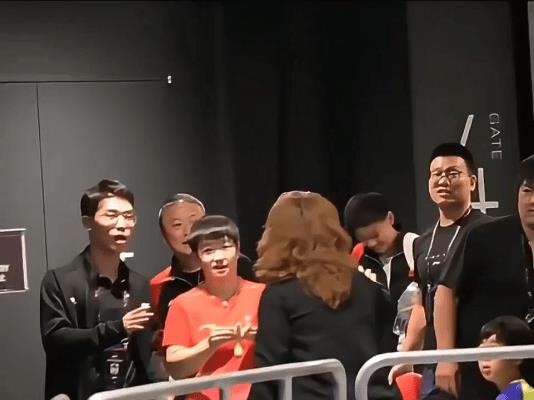 孙颖莎吃香蕉采访，马琳被周到蛐蛐~孙颖莎与桥本帆乃香的比赛真是精彩啊！半小时3