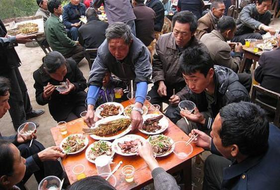 农村越穷门越旺？背后真相太扎心你说这事邪不邪门？农村里怎么就有这么个说不透的怪