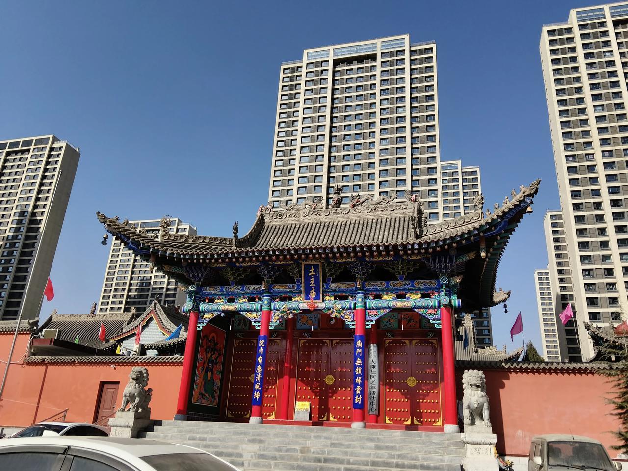 虽然是冬天，兰州的天空还是非常湛蓝的，过去兰州在取暖的季节里，天空总是灰蒙蒙的，