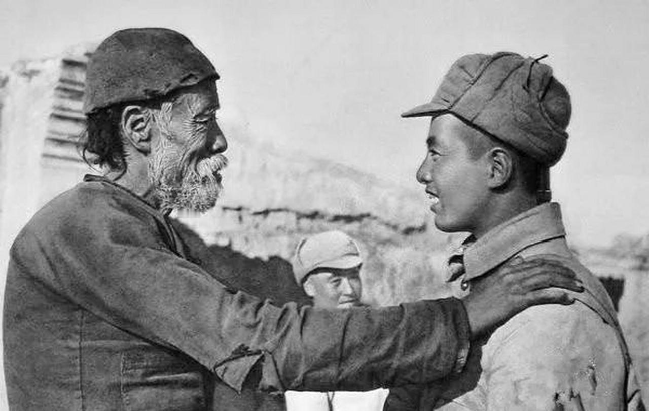 1944年7月，日军抓获一个79岁的老头和34名妇女。日军让他看守妇女，他点头答