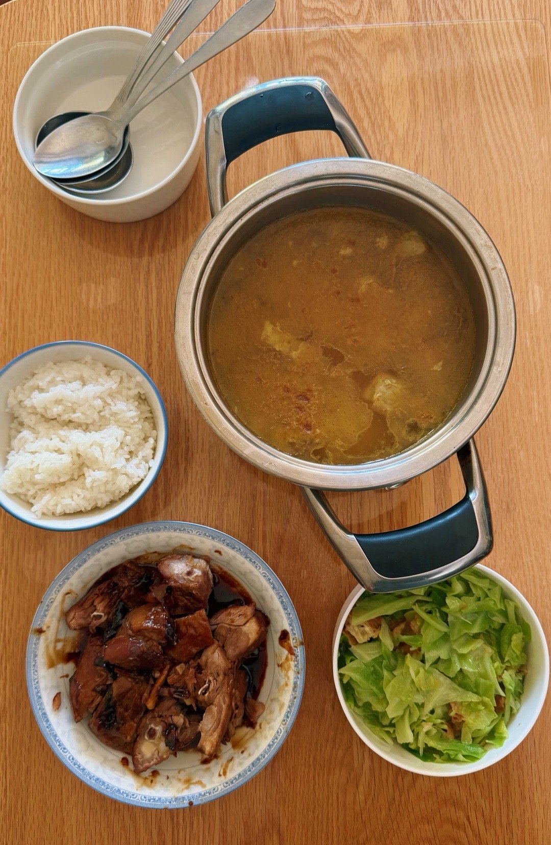 咖喱牛肉汤和酱鸭