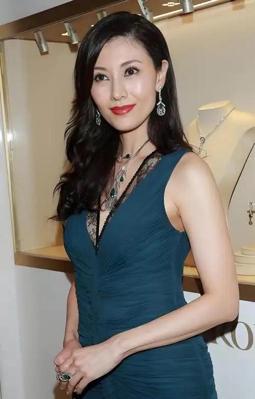 李嘉欣嫁入香港豪门后，还回头找刘銮雄要爱马仕包包，原因可能是买不起。她公公徐世