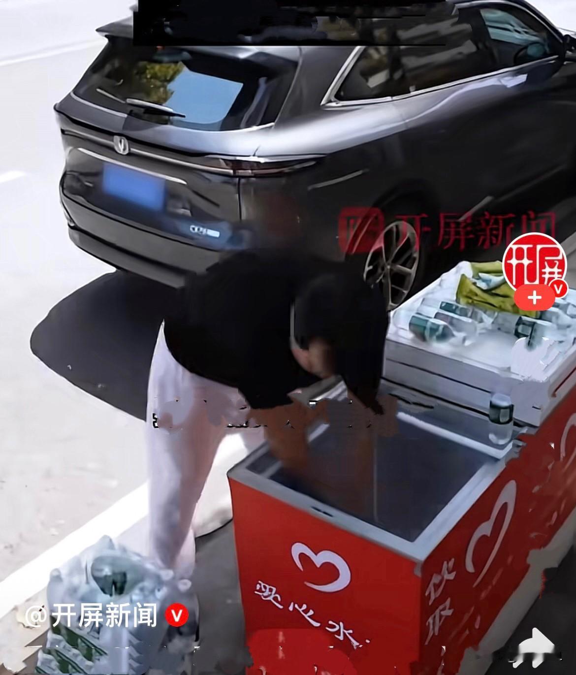 近日，重庆持续高温酷暑，一位男子路过爱心冰柜，天气太热，他打开冰柜拿了一瓶冰水解