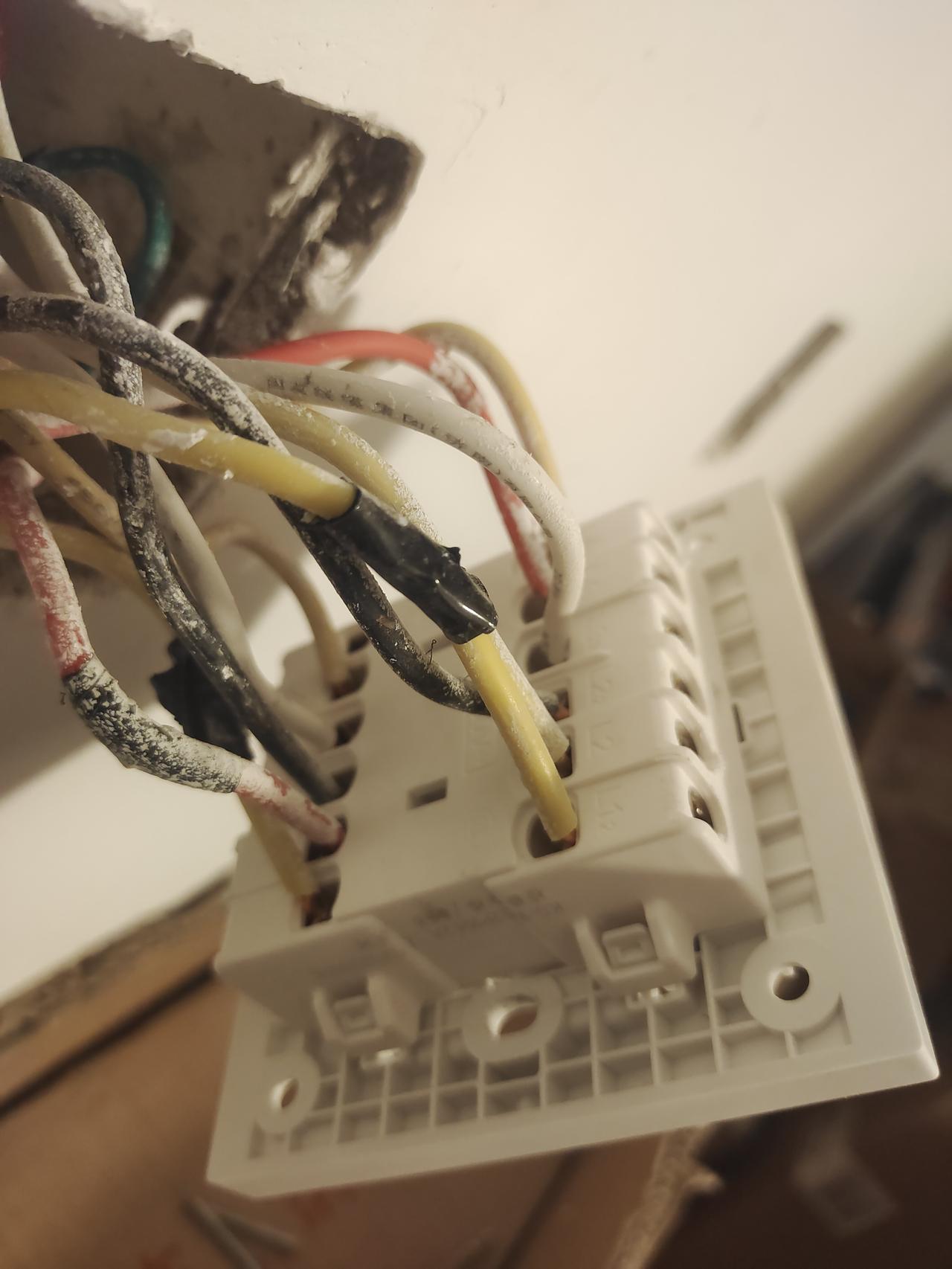 万能的网友，谁知道如何将四开单控开关替换成智能开关，密密麻麻的线，看不懂[捂脸哭]