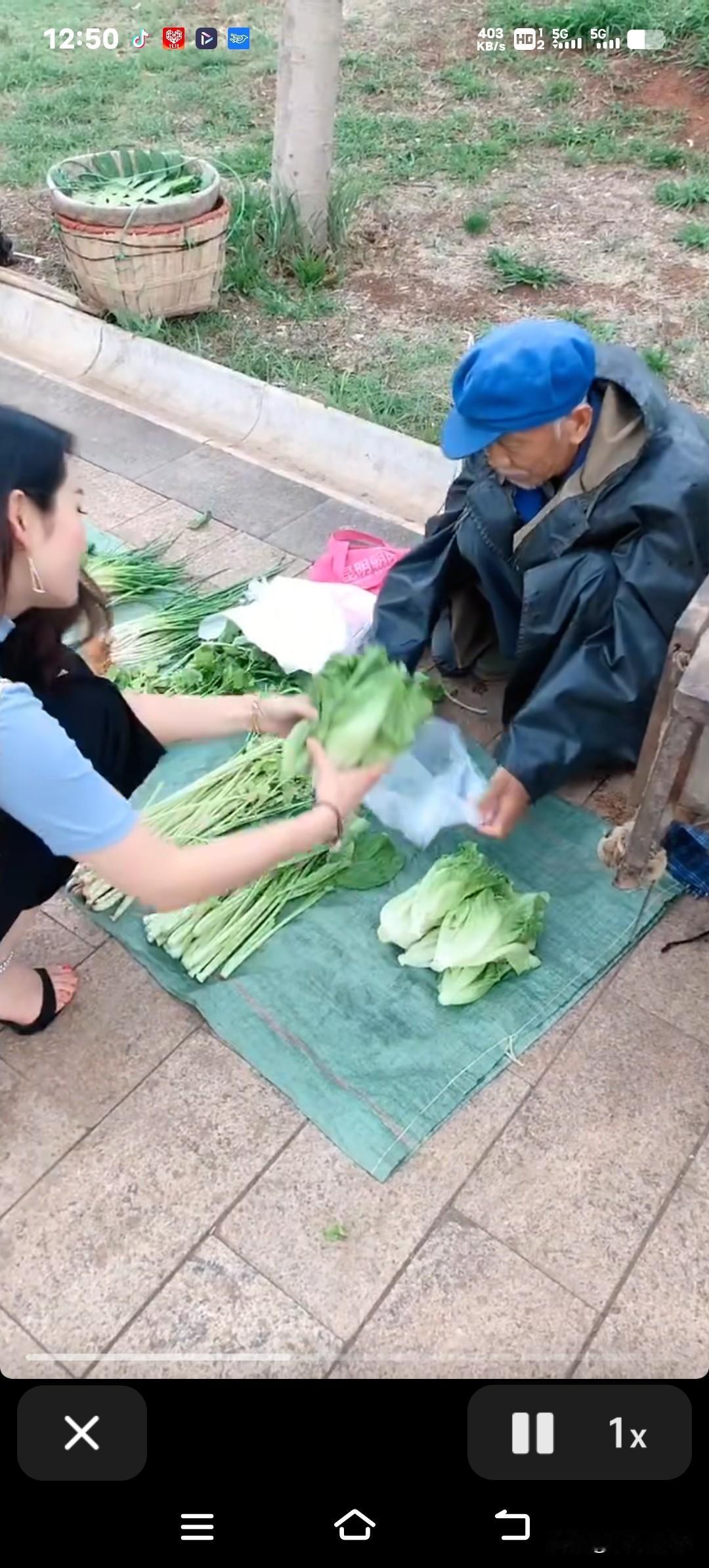 刚才去菜市场买菜，碰到件挺奇怪的事儿。一个佝偻着背的老大爷蹲在菜市场门口，面前摆