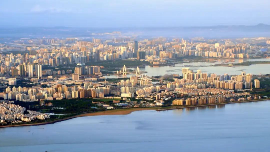 2015年11月，海口房价均价7257元；2016年11月，海口房价均价744