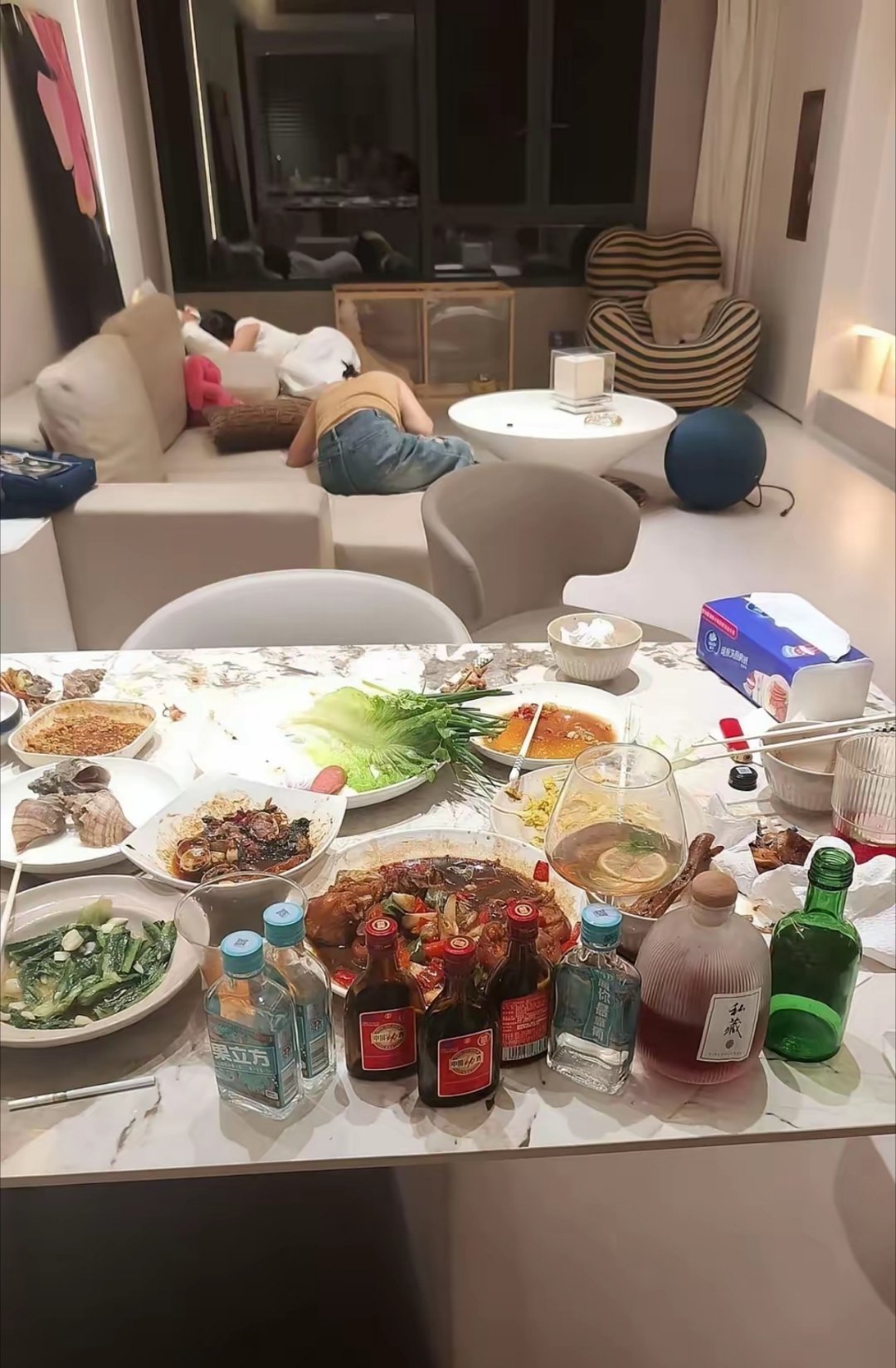 老婆和闺蜜都喝倒了，桌子谁收拾呢