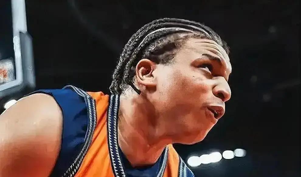 上海男篮对外援亮红灯，原因简单：训练铃一响，他跑得比谁都快。江苏那场，裁判