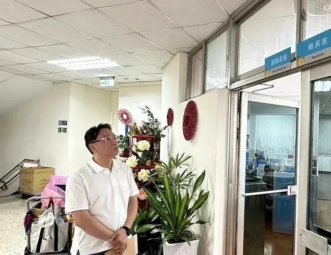 魏平政开始出招了，在9月4日突然出现在彰化县长办公室，就是想当面给王慧美送上竞总