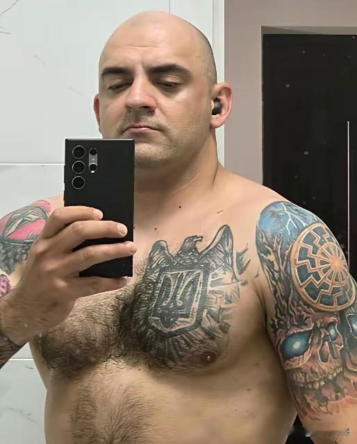 这个人的减肥效果特别好，通过前后两张照片对比，简直是判若两人，第一张照片，人长得