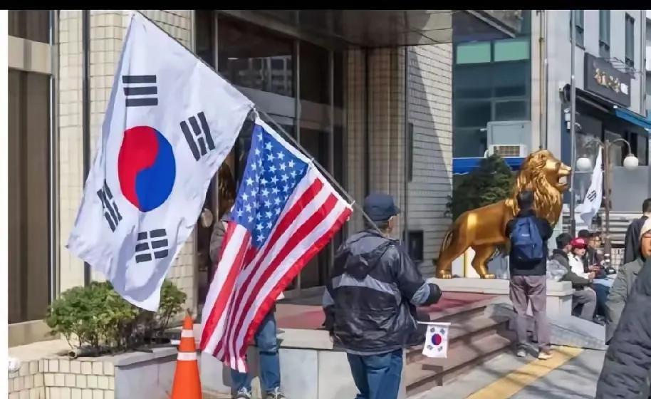 韩国6月3日选出新总统，近日，韩国多个城市爆发反华大游行。“亲华”的李在明民调掉