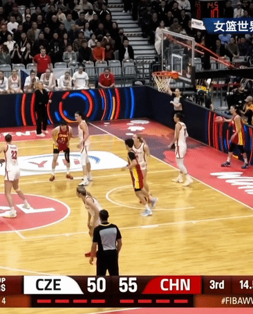 王思雨打球真机灵，这样发球得分太令人意外了。王思雨发球，捷克队员还在场上拼命卡