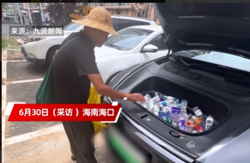 6月29日，海南海口，一男子看到拾荒老人在倒垃圾，心里很不是滋味，便把自己存3个