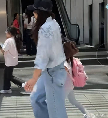郭晶晶一家逛街被偶遇！霍启刚瘦成纸片人，9岁女儿边走路边学习