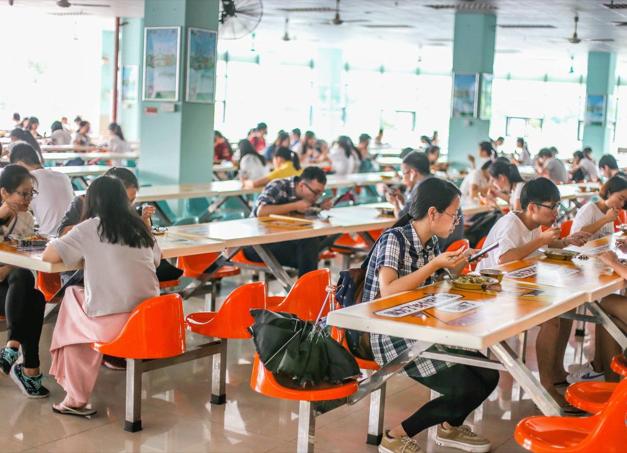 大学生给2000生活费是最佳的！以成都为例，我给你算算！正规公立大学食堂都有