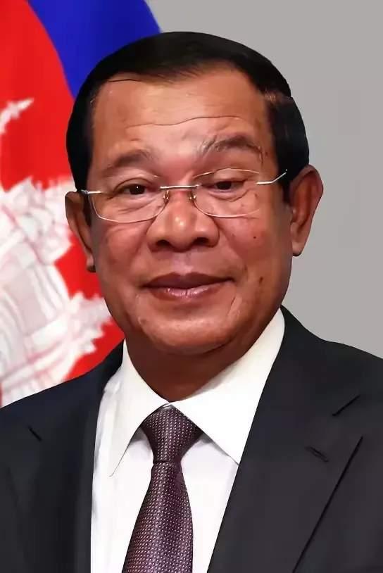 这是72岁的柬埔寨国王西哈莫尼陛下，这张相片看着并不算英俊。但是想想他的年纪，