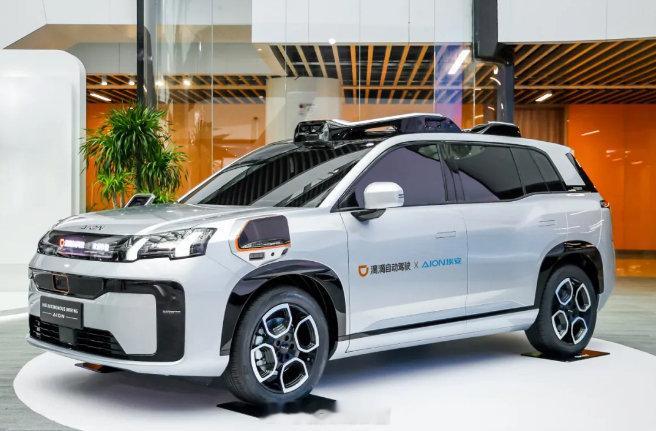 广汽埃安与滴滴自动驾驶联合打造的新一代Robotaxi——R2，于今日在广