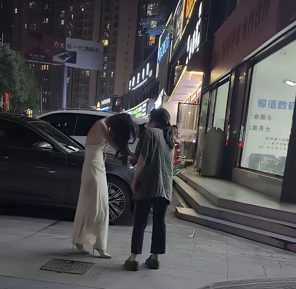 深夜街头这一幕，真的让人看得心里堵得慌。两个女人站在一起，不用别人说，一
