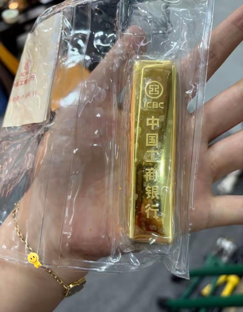 今天买到黄金的人，估计现在嘴都要笑歪了吧，昨天金价930一克，现在已经跌到了