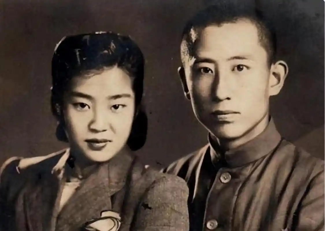 1944年8月，浙江丽水城在硝烟中颤抖。目睹丈夫阵亡，她悲愤交加，为了不让丈夫的