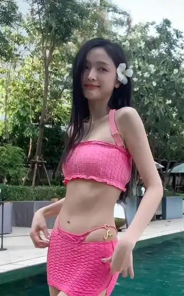 吴宣仪大胆突破甜心形象，粉色泳衣穿出高级感，纯欲风展现多面魅力