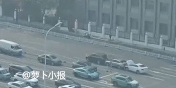 这也太搞笑了吧。大家猜猜到底发生了什么：网友说天津街头三辆车追尾，为了不破坏事