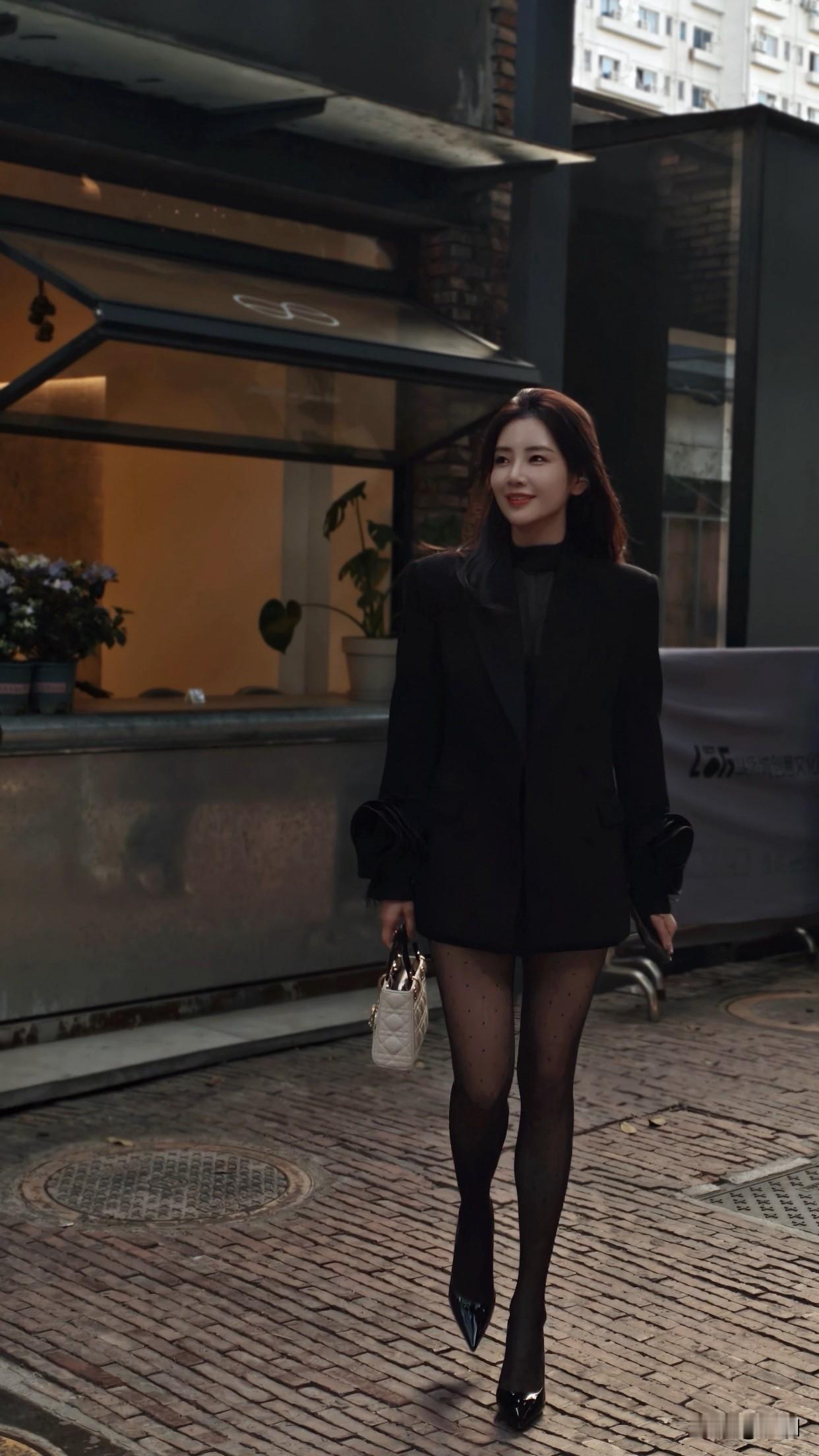 什么样的女人算自然美行为举止上，不做作、不扭捏，大方又自信的女人也充满自然美。比