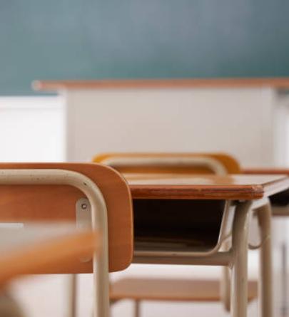 三年级孩子每天要拿手机打卡、做学习任务，这件事如果属实，我觉得家长这次“顶回去”