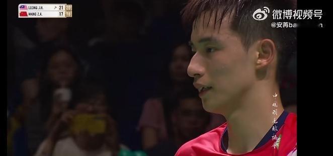 王正行🇨🇳输了！翁泓阳🇨🇳也输了！几分钟时间，国羽男单两位选手游走…