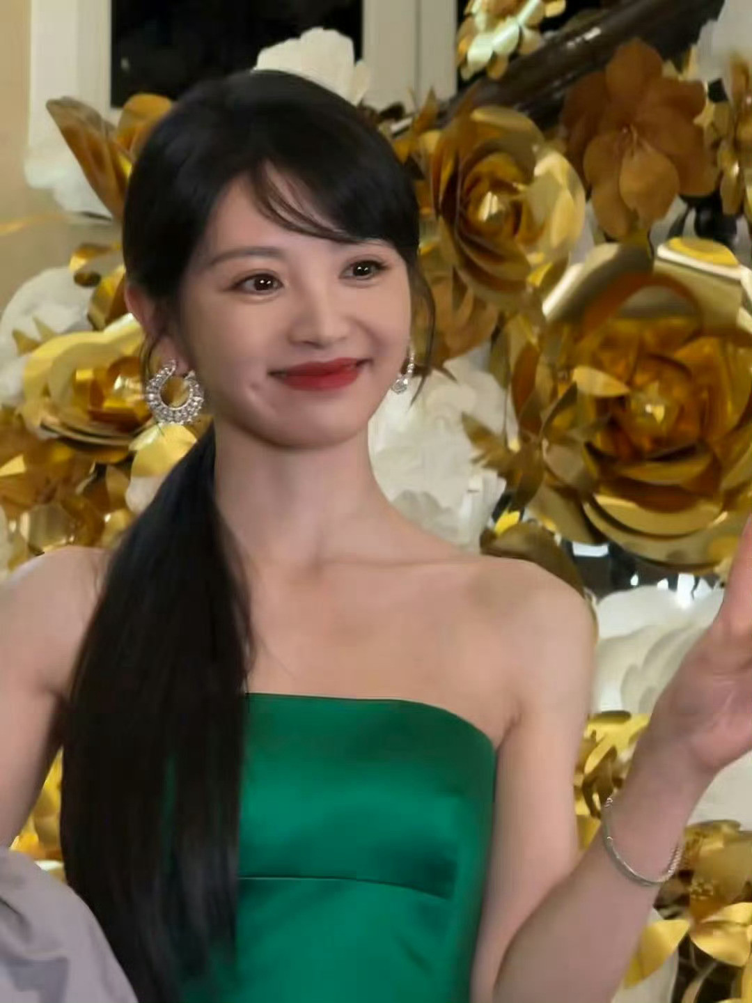 田曦薇娇兰活动生图端庄优雅又不失俏皮甜美，田曦薇你好漂亮。​​​
