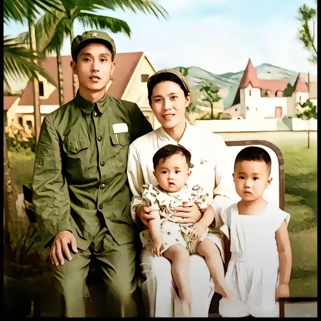 1952年福建厦门，35岁的周志坚军长留下一张珍贵的四口全家福。当时台海风云紧张