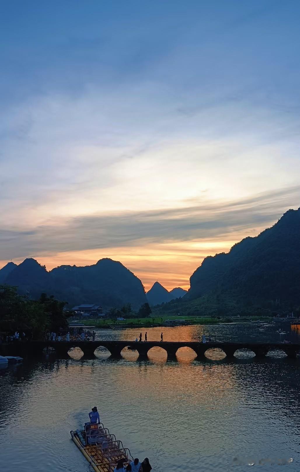 鹅泉其实不算难看，青山环着碧水，良田旁游着肥鹅、穿梭着小鱼，自然风光是真的美，就