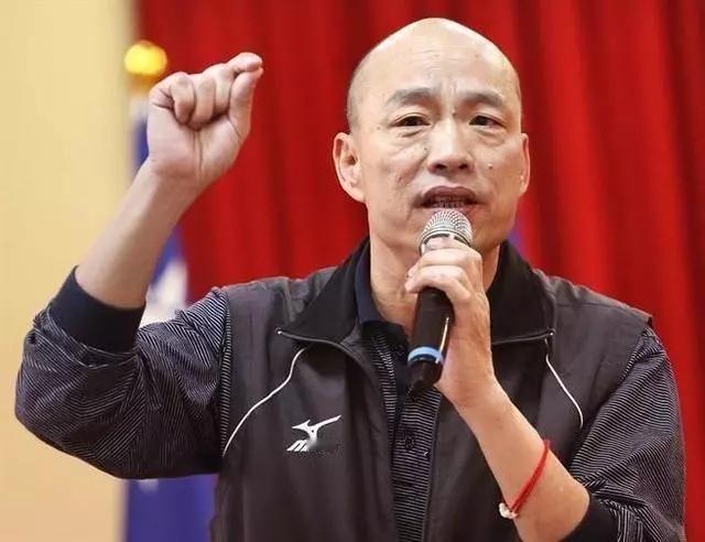 韩国瑜刚吹完百分百民主，转头就被自己人背刺，脸都被打肿了！韩国瑜前脚刚吹捧