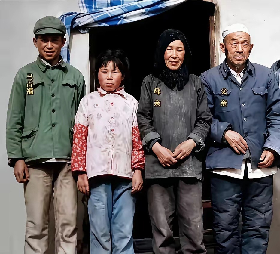 对越自卫反击战，马占福烈士出征前在老家与父母、妹妹的一张留影。铭记历史