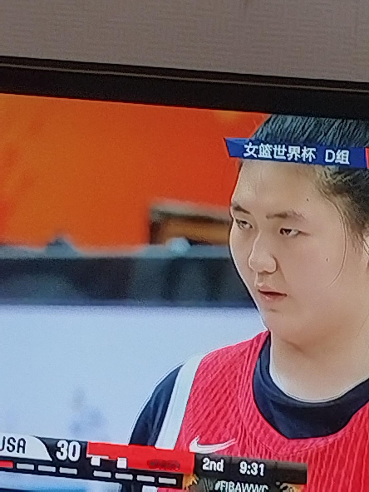 女篮世界杯中国女篮与美国的比赛的上半场结束。中国队29比49落后美国队20分。