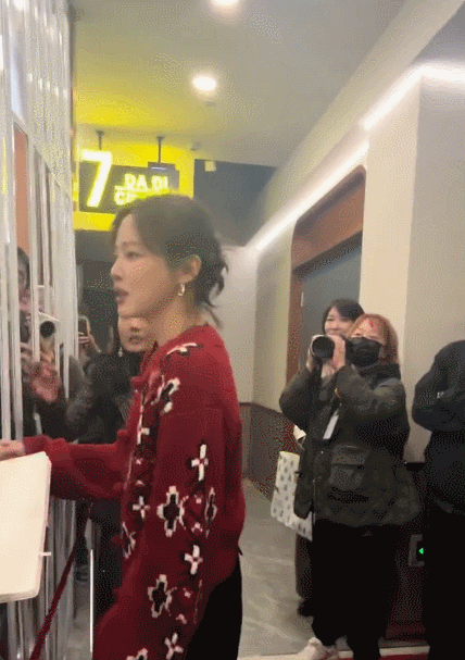 辛芷蕾给粉丝签名这个状态真的太有松弛感了辛芷蕾的反应也太可爱了吧这性格也太随和了