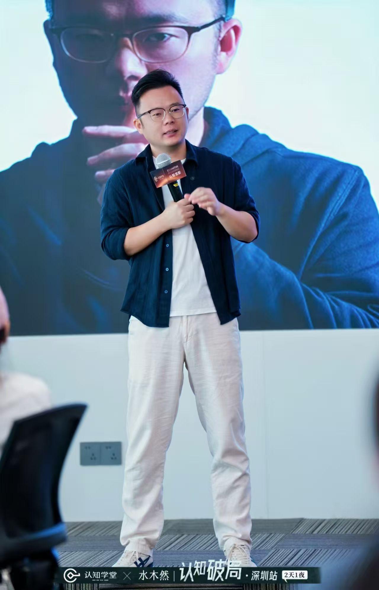 一个人的成熟，是以看懂权力的本质为标志的。举个例子：你七八岁的时候不听话