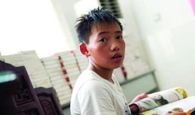“顽强孤儿”杨六斤：爸早逝，妈“抛弃”，靠吃草在深山顽强生存杨六斤2000年3