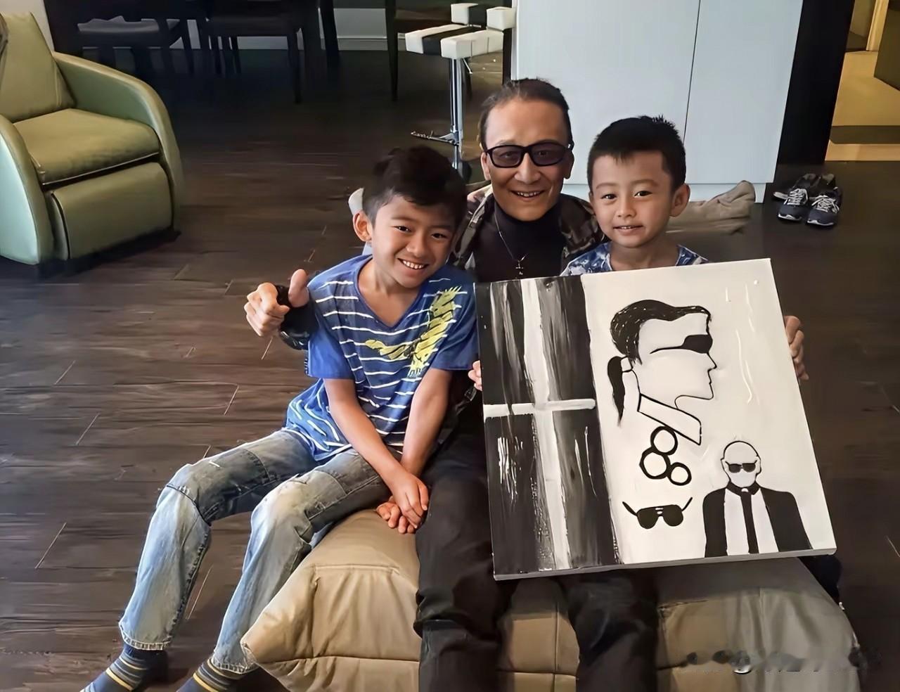 看谢贤这表情，想像得到他生前有多么喜爱这两个孙子，这就不难解释谢贤的遗嘱把自己9