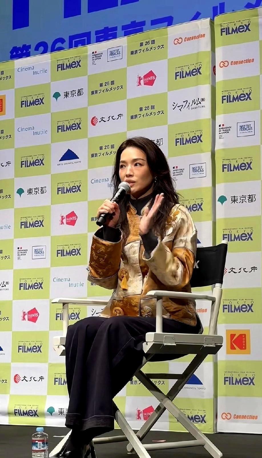 舒淇穿“奶奶花外套”上热搜了。这衣服一看就是从祖母衣柜里翻出来的。网友却说：