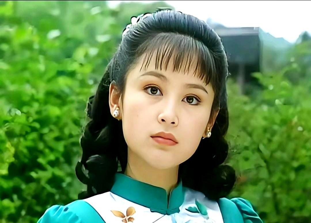 陈红，当年一张脸就是通行证，镜头扫过去，观众直接愣神。《水云间》里她一袭白