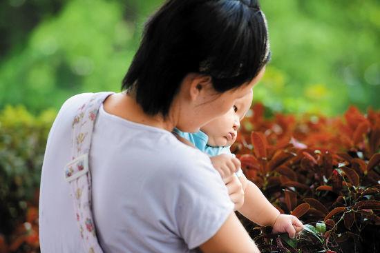 妈妈忙着招呼客人, 放任孩子一人在椅子上, 接下来发生的事情让妈妈心痛