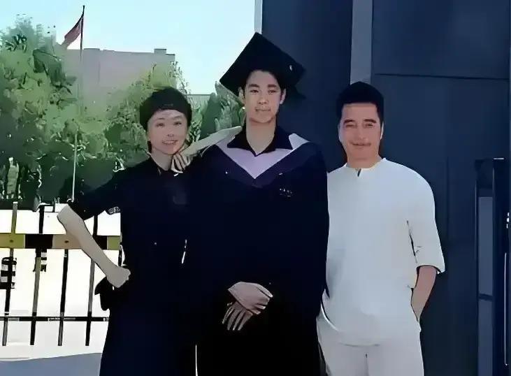 他的沉默，才是最高级的孝顺。生母何晴去世那天，许何没有发微博。他走进人艺排