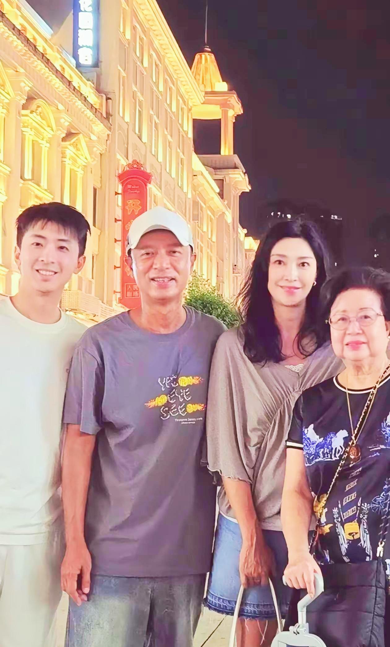 李克勤厦门晒成“黑炭”！57岁与51岁娇妻同框，这反差绝了[捂脸哭]近日厦门鼓浪