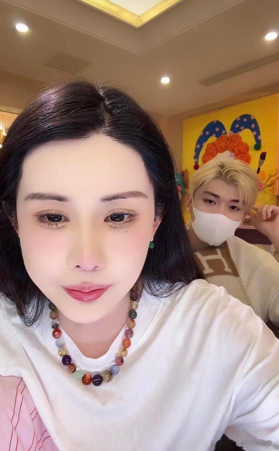 前男友爆料韦雪别的不说，这姐挺牛的，能把前夫、前男友处的关系这么融洽，相互资.源