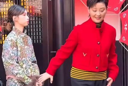 红毯上，徐朵又一次甩开了徐帆的手。镜头特写里，养母的手僵在半空，笑容碎得扎眼。