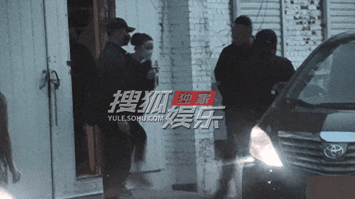 下班小跑冲出工作室这王菲也太可爱了。还像小姑娘一样活泼灵动。话说几天前在谢霆